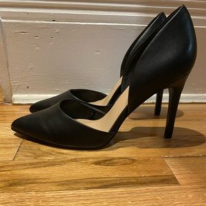 Black leather pumps size 9!
